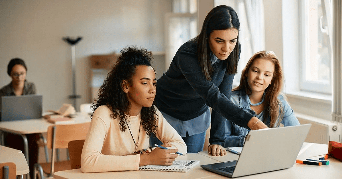 PÓS-GRADUAÇÃO EM EDUCAÇÃO DE JOVENS E ADULTOS